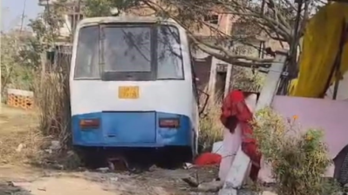 pratapgarh school bus collides with pole several injured