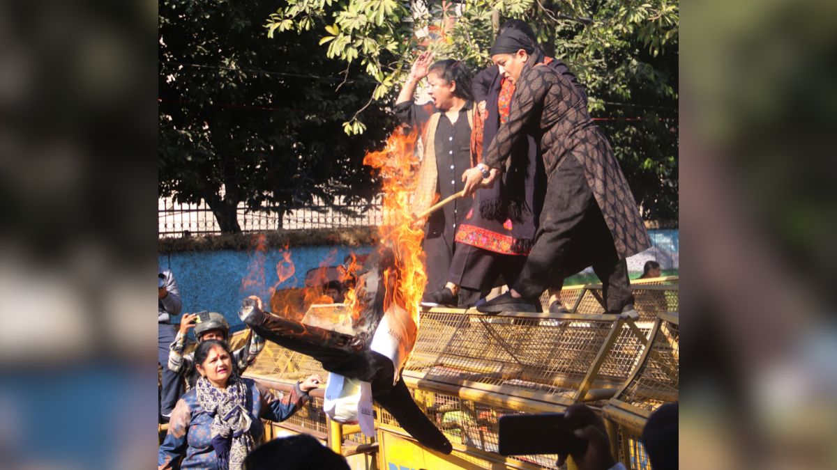 mahila congress protested against incident of slapping unemployed nursing women by police in doon