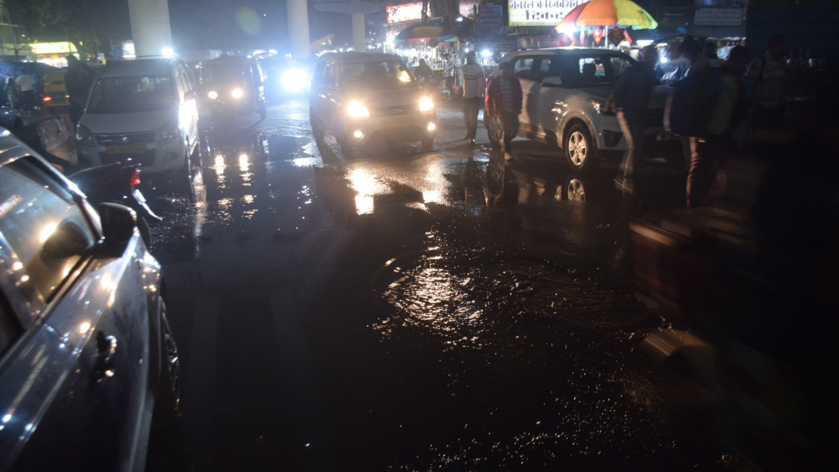 sarai kale khan sewer leak causes waterlogging