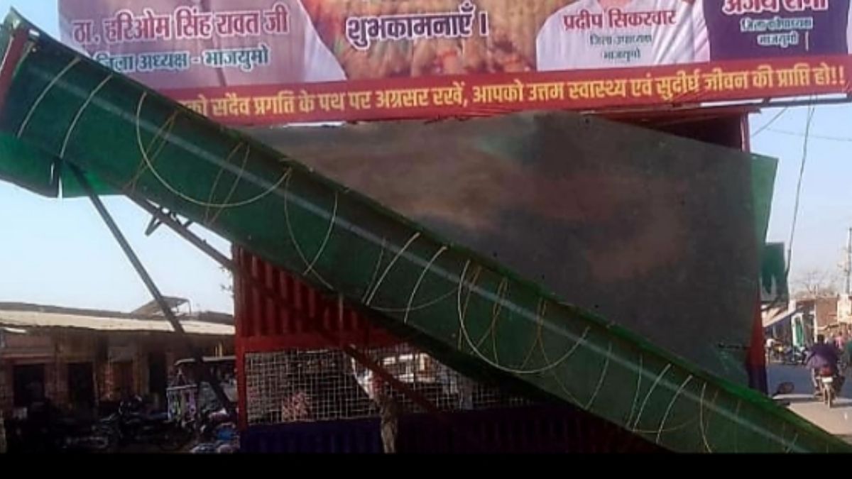 gwalior agra highway uncontrolled canter entered into saiyan police post