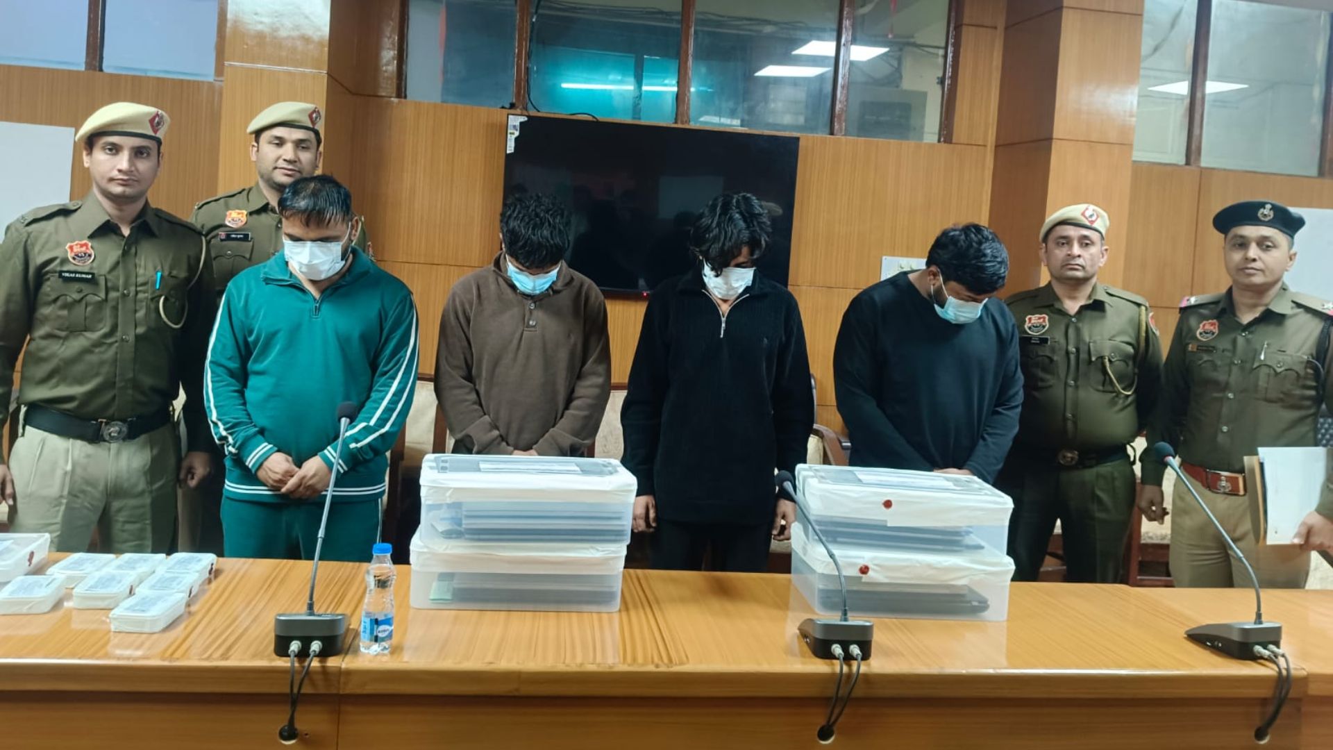 fake call center busted in sonipat 4 arrested