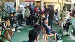 जिला अस्पताल में मौजूद मरीज