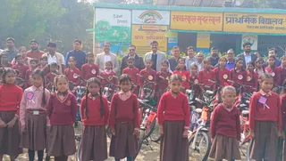 कार्यक्रम में 40 जरूरतमंद और योग्य छात्राओं को साइकिलें प्रदान की गईं।