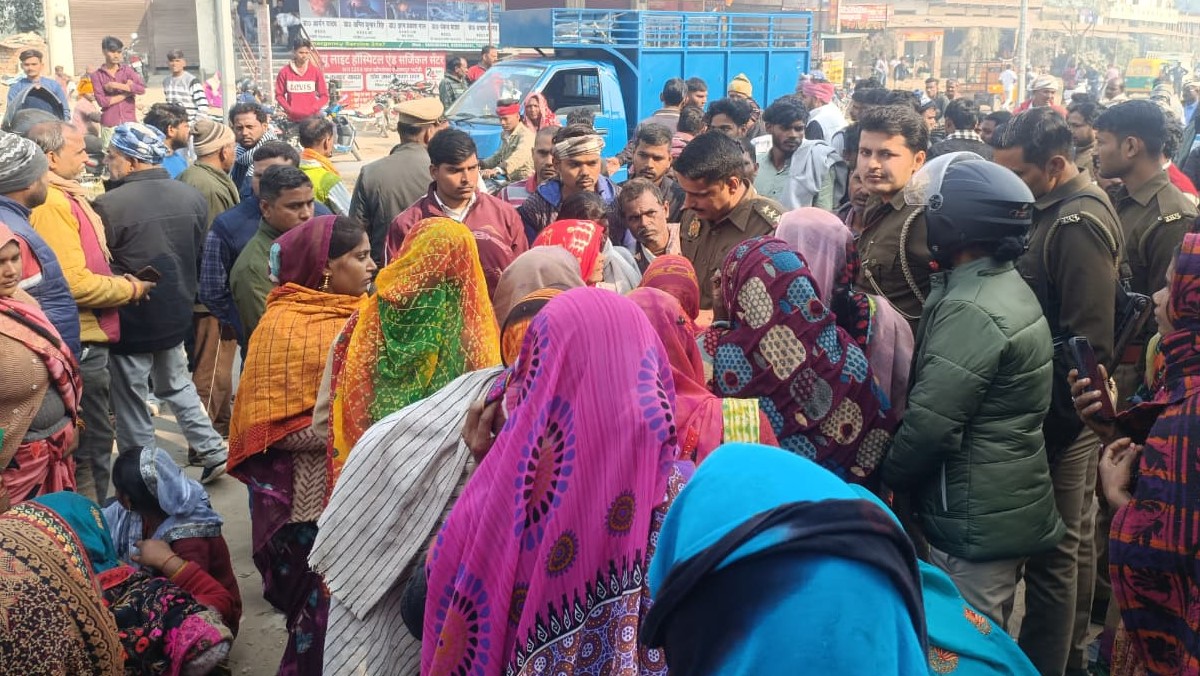 bhadohi woman dies after delivery family protests at hospital