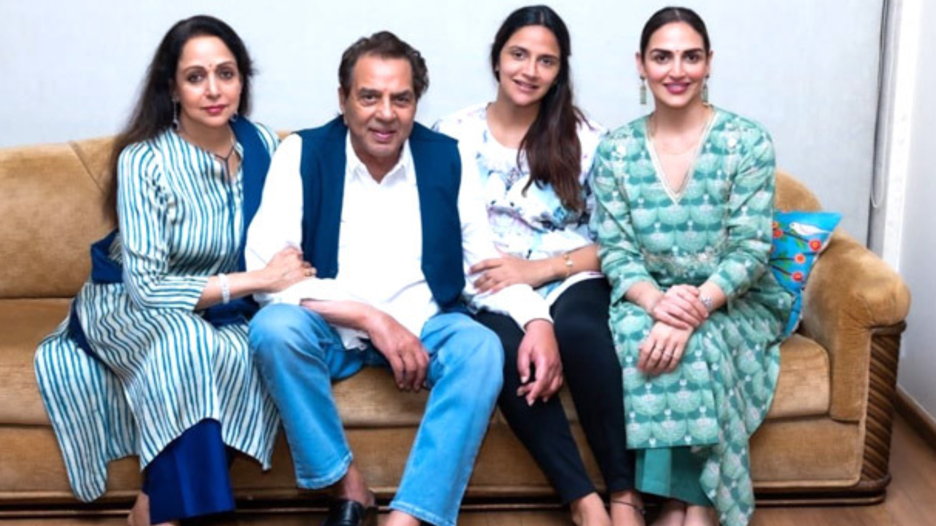 dharmendra prayer meet hema malini and her daughters to host dharmendras prayer meet at delhi details inside