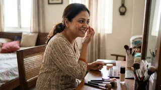 40 के बाद मेकअप में करें ये बदलाव, दिखें जवां (Picture Credit- AI Generated)