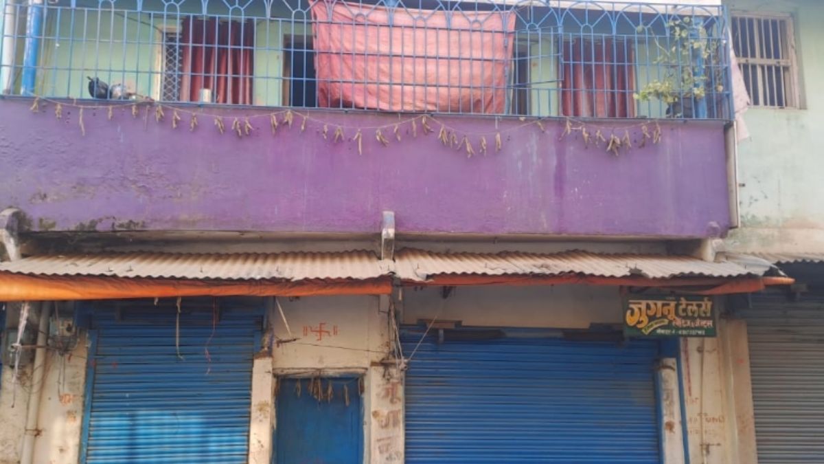 criminals arrived in police uniform and looted lakhs of rupees