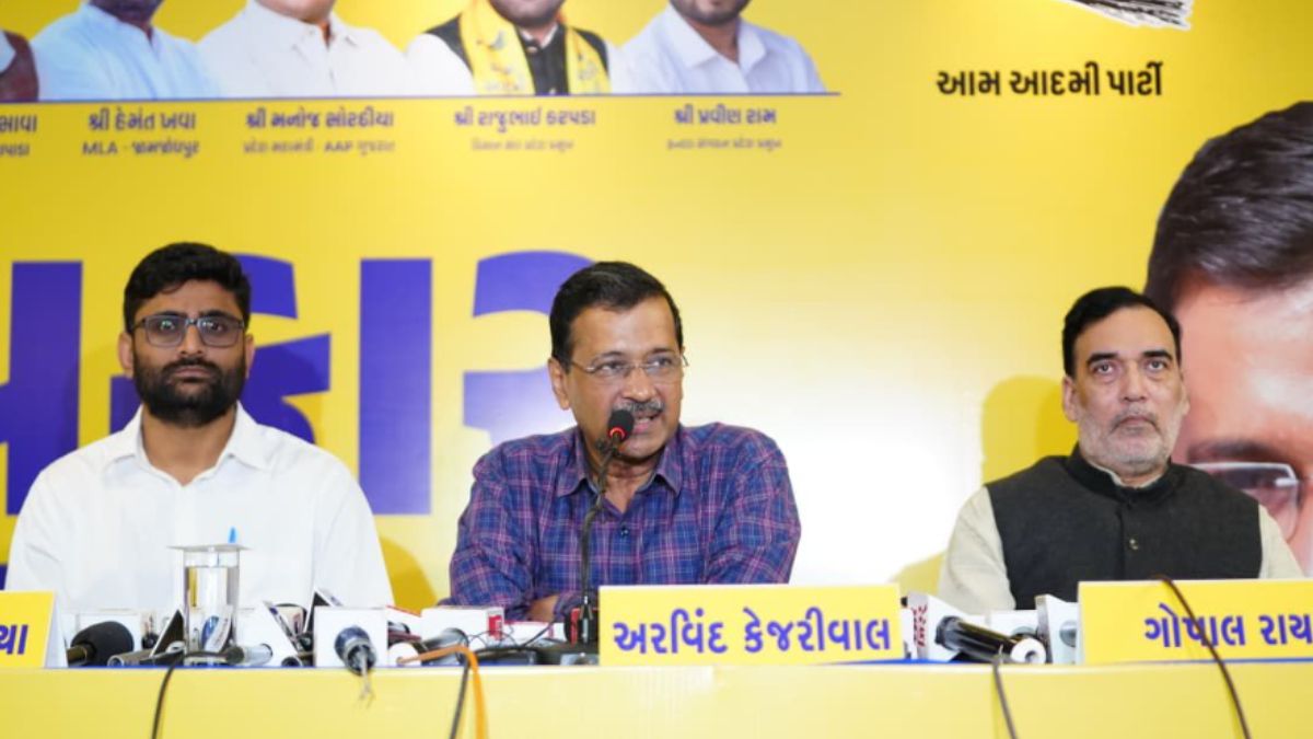 kejriwal attacked the bjp saying the aap will form a government with an absolute majority and that the cases filed against farmers will be withdrawn