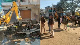 सिंहाड़ा गांव में पुलिस बल की मौजूदगी में अतिक्रमण रोधी कार्रवाई की गई।