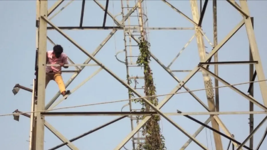 दो महीने से पत्नी से बात और मुलाकात न होने पर टावर पर चढ़ा पति, सास-ससुर पर लगाया आरोप
