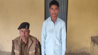 पुलिस के पास मौजूद बरामद अनातुल्ला । जागरण