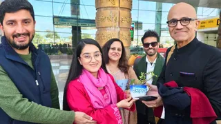 देहरादून एयरपोर्ट पर माइक्रोसाफ्ट सीईओ सत्या नडेला से लेखक गांव की निदेशक विदुषी निशंक उनियाल ने मुलाकात की।