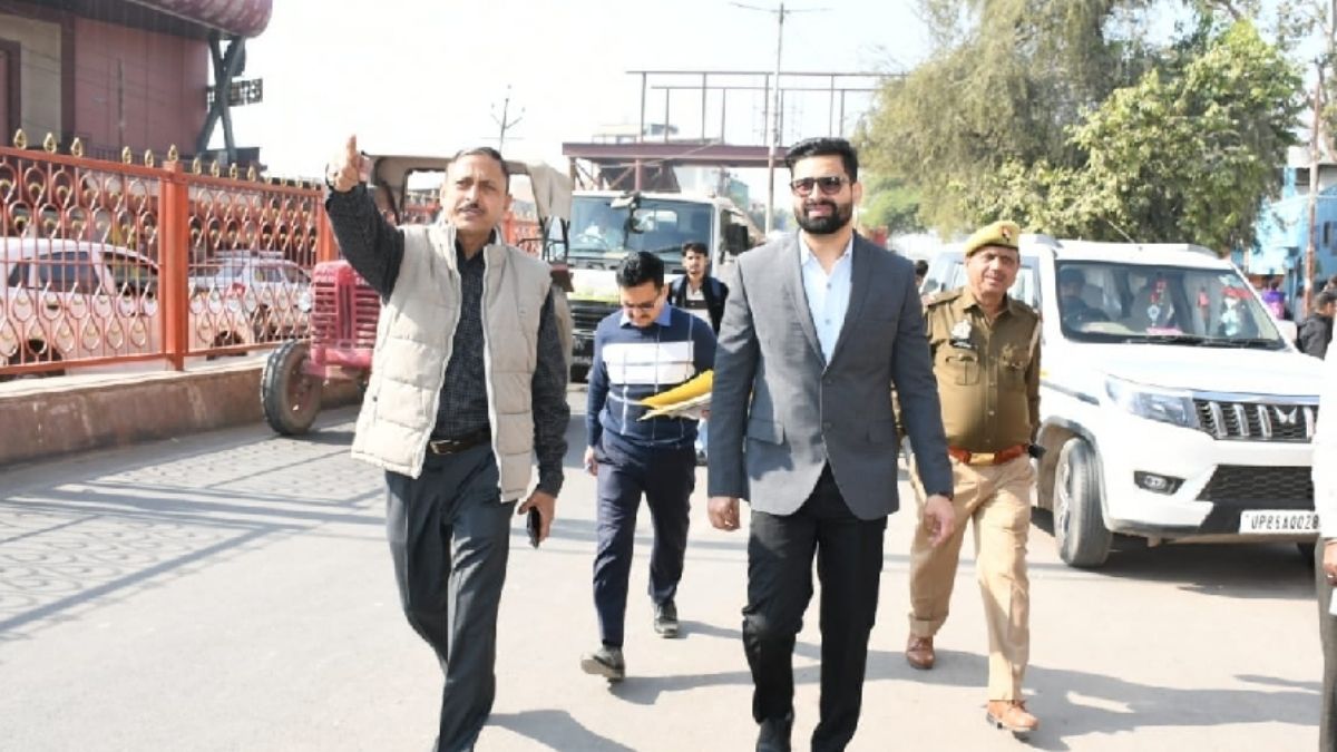 municipal commissioner jag pravesh objected to the unauthorized hoardings and banners installed along the roadside