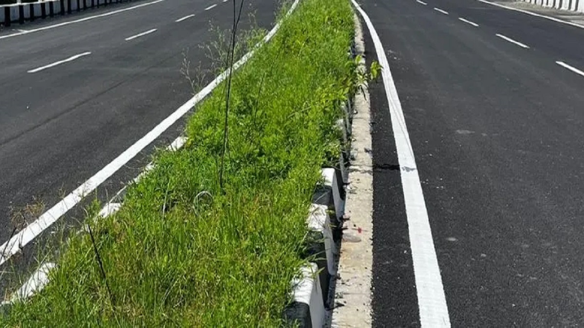 nhai reflective logo will be installed along with the sign on the national highway in muzaffarpur