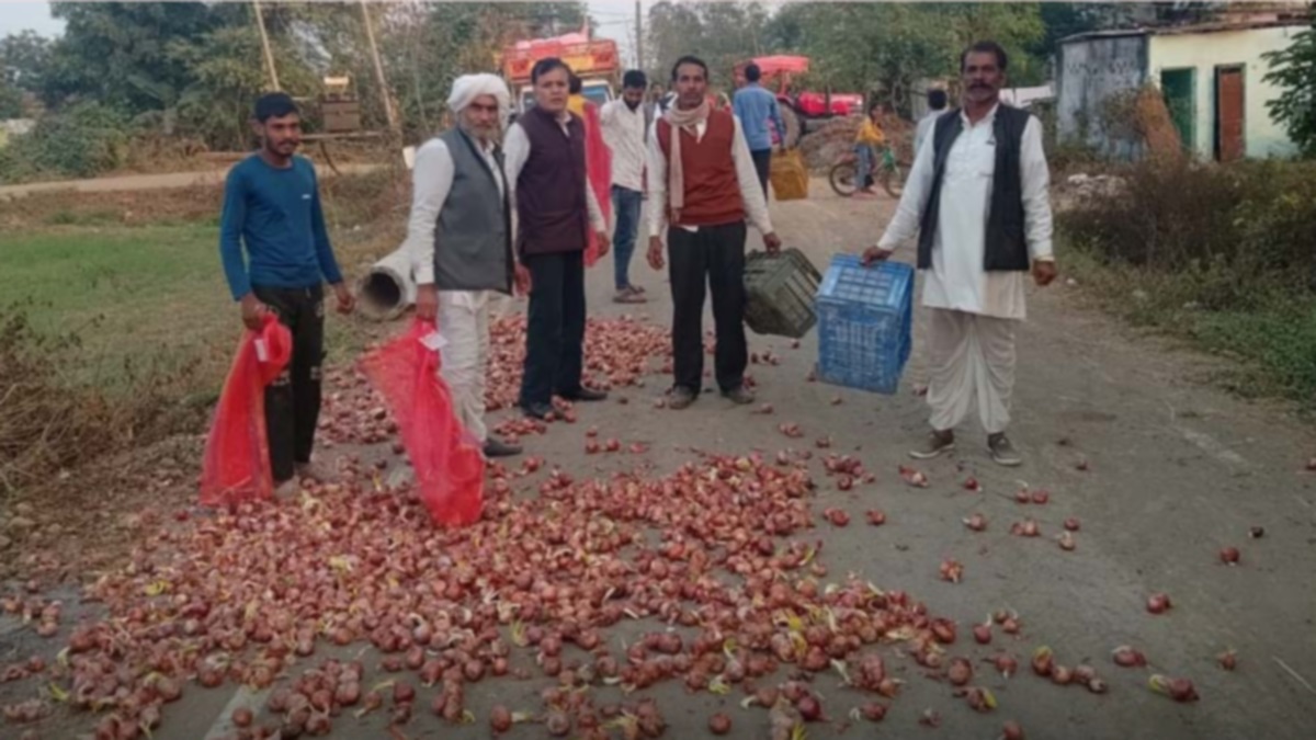sehore farmers distribute onions for free after price drop