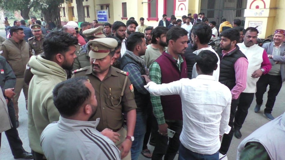 varanasi pistol brandished at kashi vidyapeeth