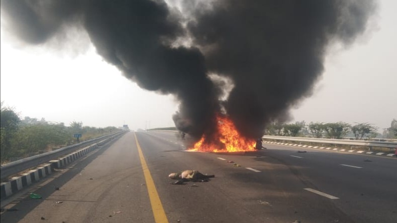 horrific accident on purvanchal expressway car catches fire after collision many people burnt to death