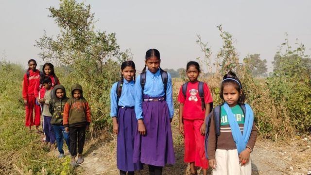 Aurangabad News: 64 साल बाद भी स्कूल तक नहीं पहुंची सड़क, मेढ़ के सहारे विद्यालय जाने को मजबूर बच्चे
