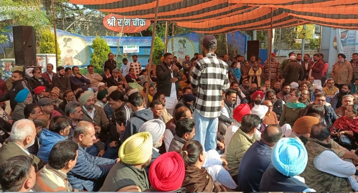 congress surrounded the municipal corporation headquarters and raised the issue of poor condition of roads and sewerage