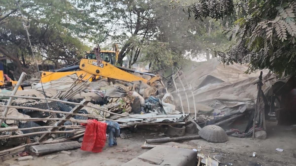 gurugram bulldozer action in sector10 auto market