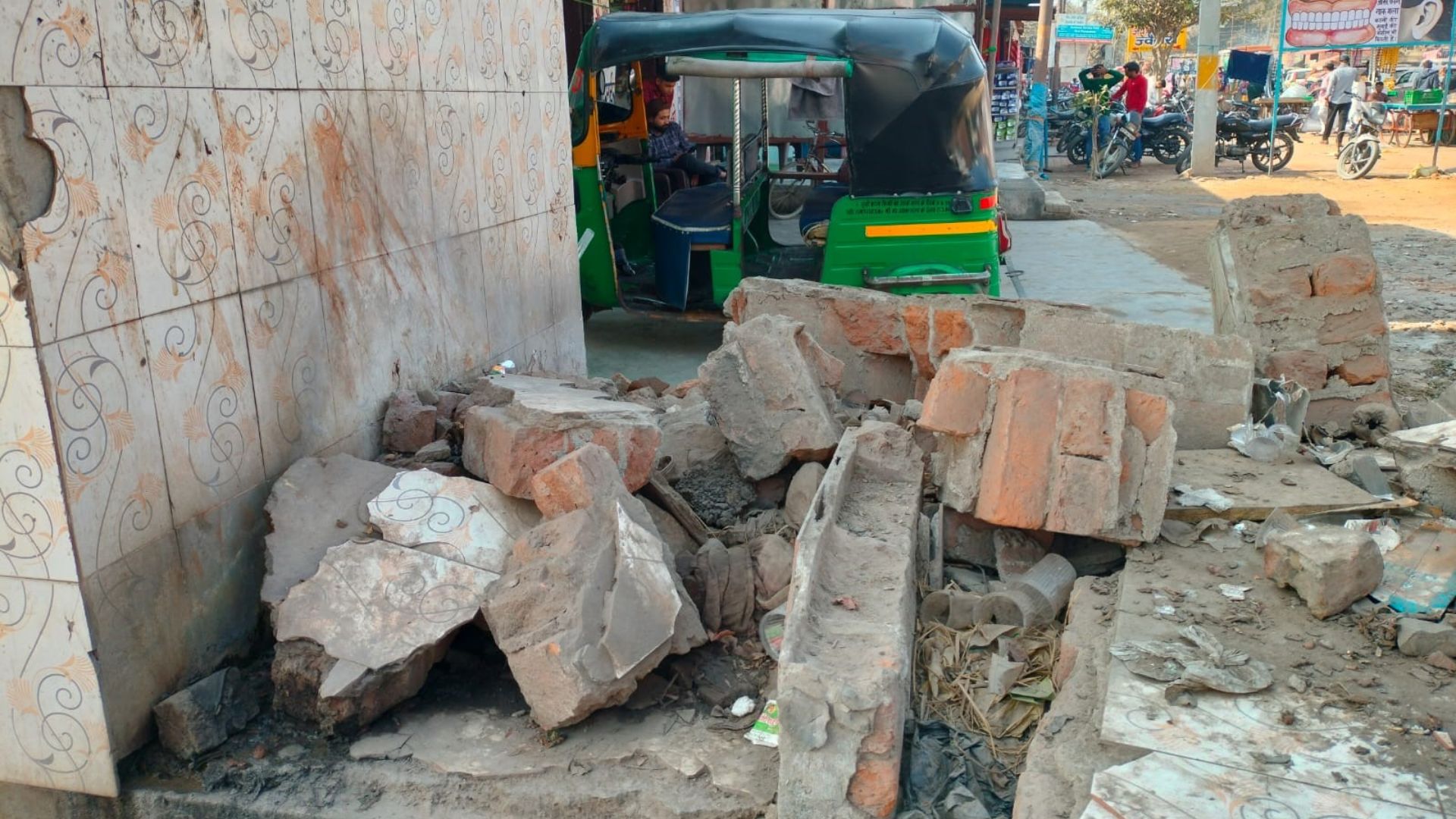 hapur anger over dirt and broken toilets at shaheed park