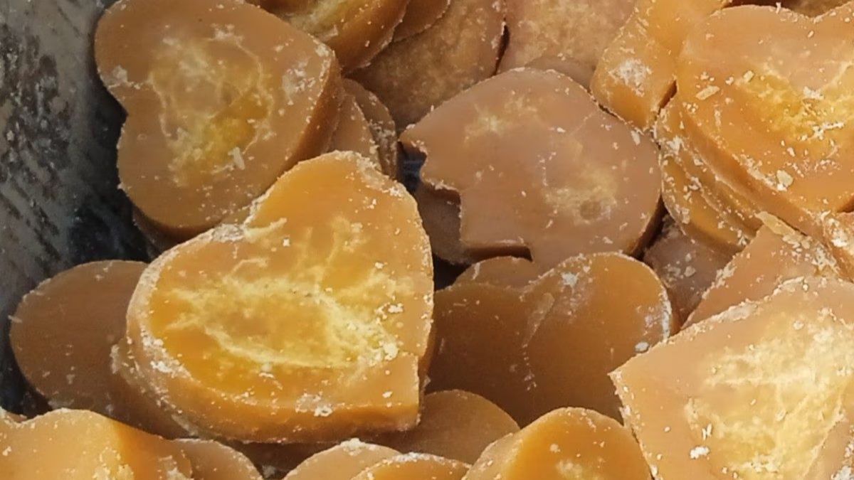 up gur traders face losses due to maharashtra sugarcane