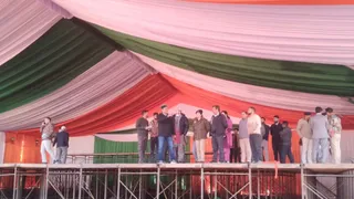 मंडी के पड्डल मैदान में सरकार के जनसंकल्प सम्मेलन के लिए सजा मंच। जागरण