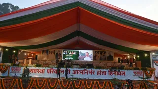 मंडी में हिमाचल सरकार के कार्यक्रम के लिए सजा मंच। जागरण
