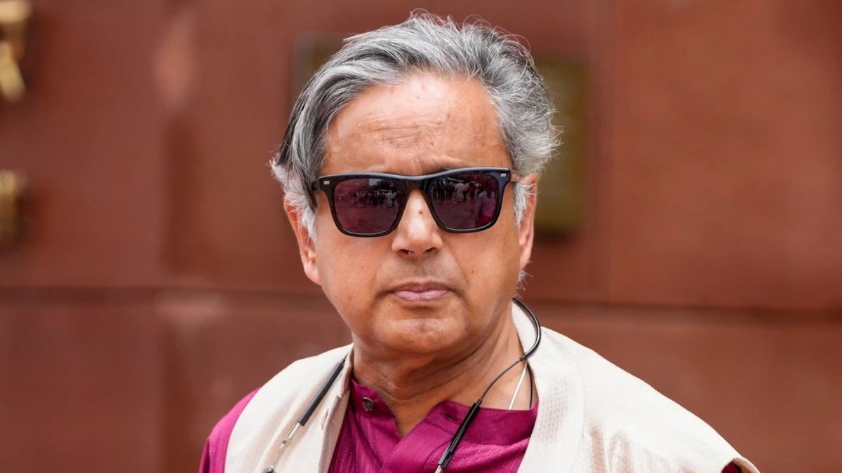 shashi tharoor on receiving veer savarkar award says neither aware nor accepted