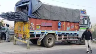 सड़क किनारे युवकों को रौंदने के बाद पुलिस ने दरकाटा में ट्रक चालक को पकड़ा।