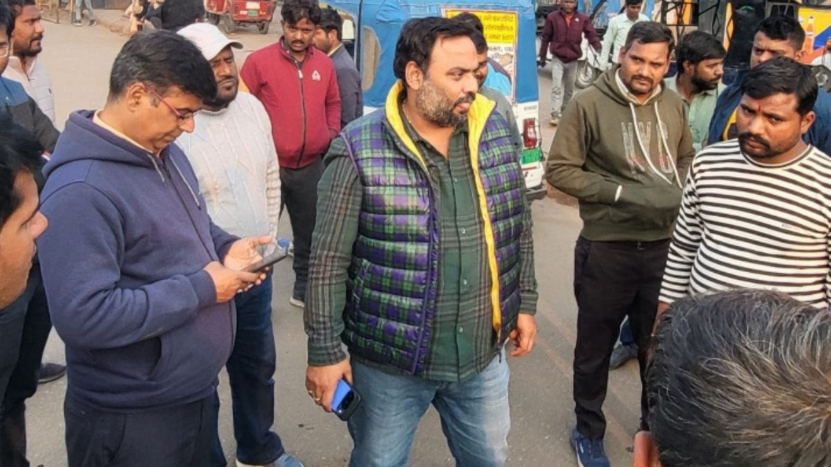 bareilly junction rail officials crackdown on illegal parking vending near escalator 3 tempo fined 6 carts seized cmi raid