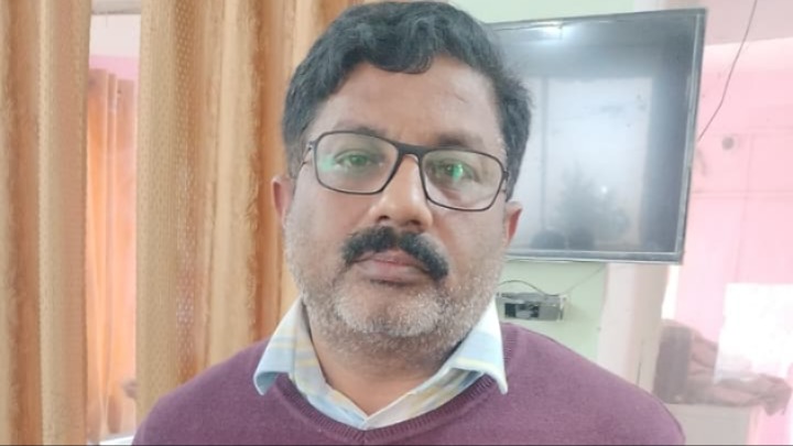 cmo office assistant arrested for bribe in gonda