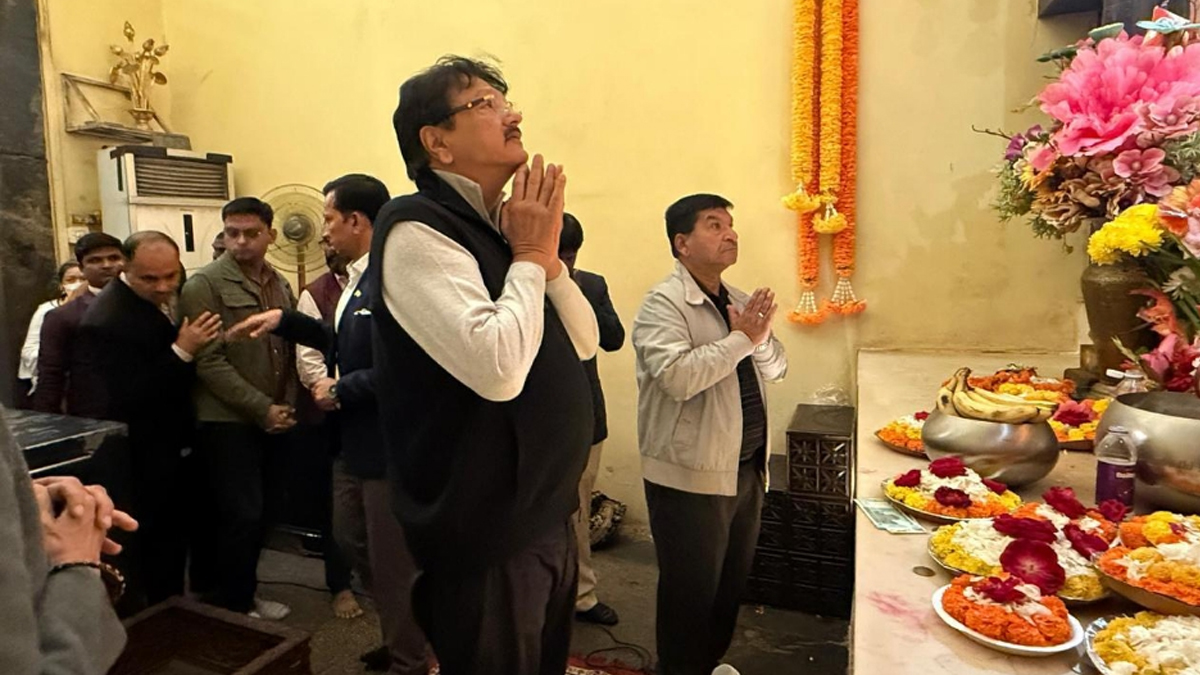 ajay piramal pays homage at mahabodhi temple