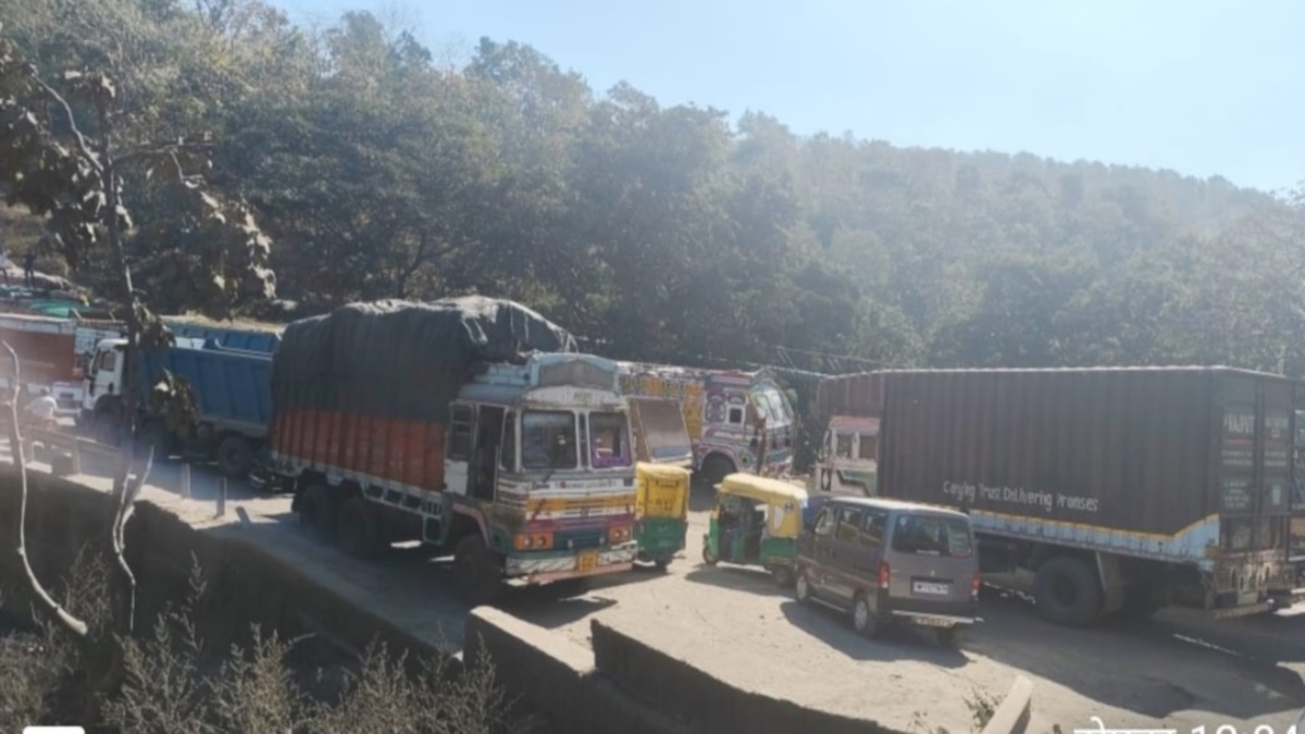 indorebetul highway massive traffic jam at dhantalab ghat