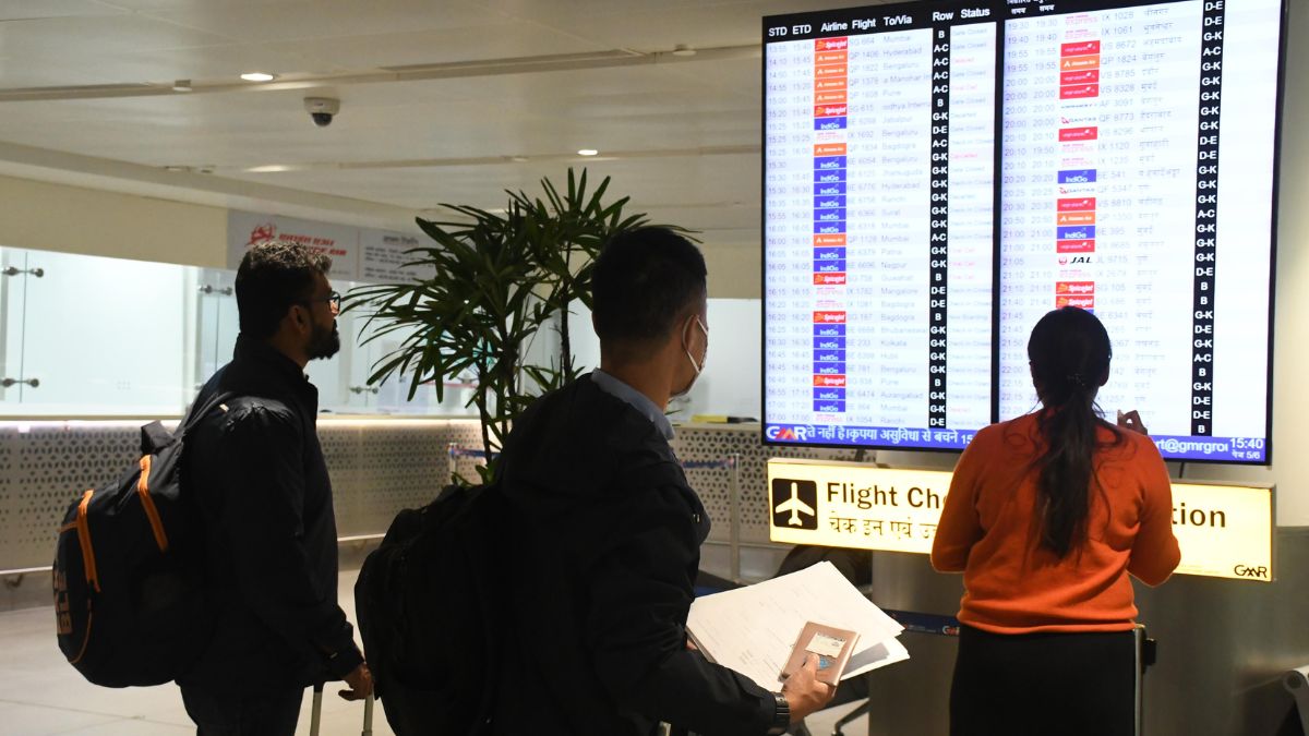 delhi couple stranded after flight cancelled