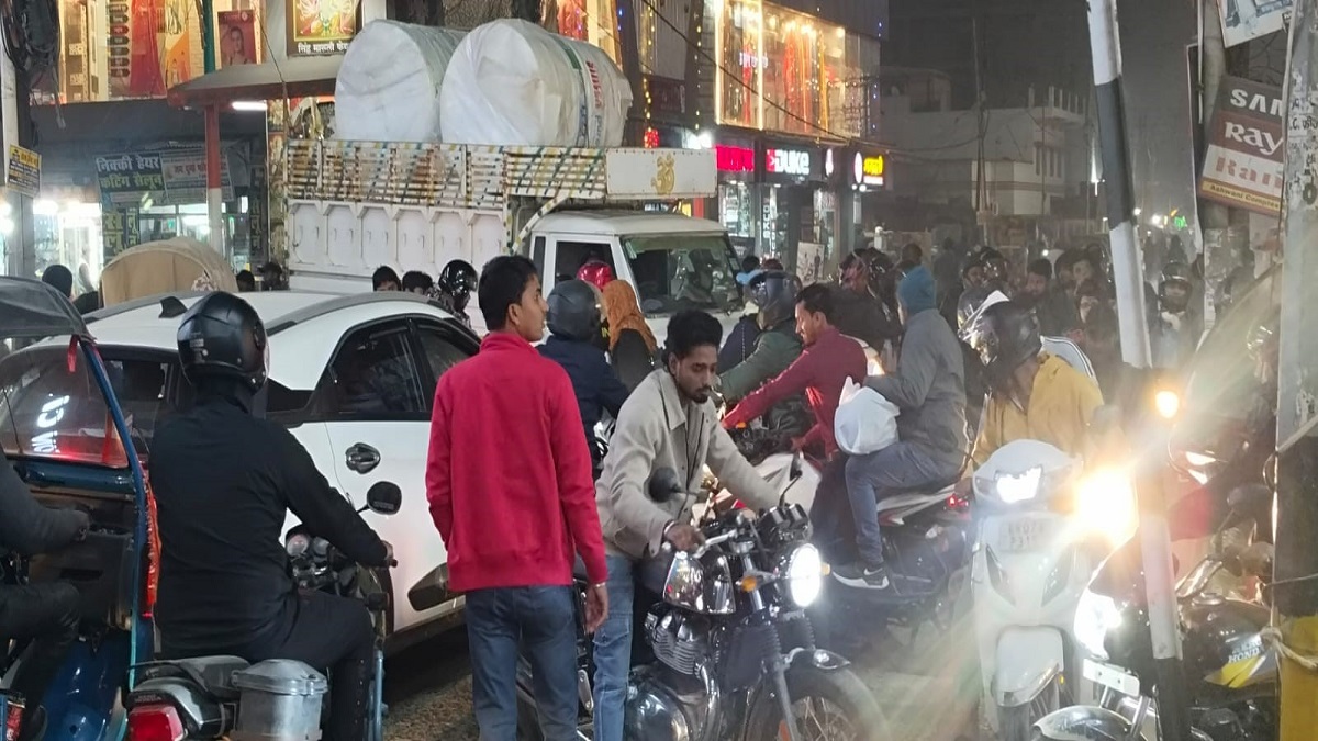 traffic jams in darbhanga cause inconvenience to commuters