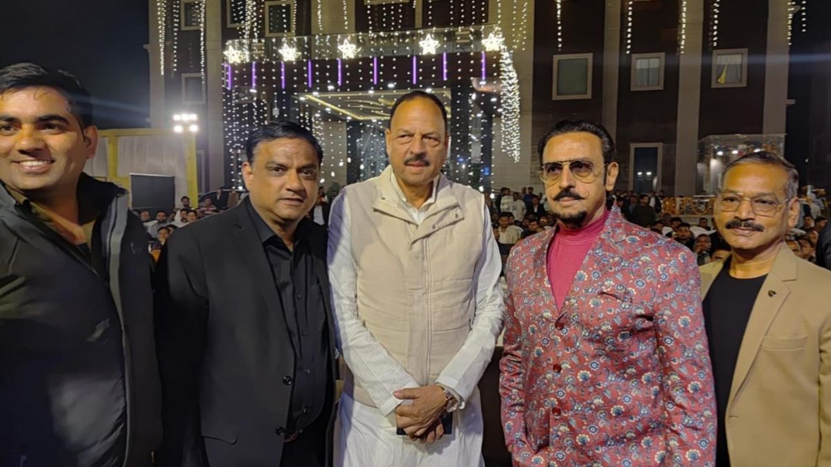 gulshan grover dialogues enthralled the audience and there was a rush to take selfies with him