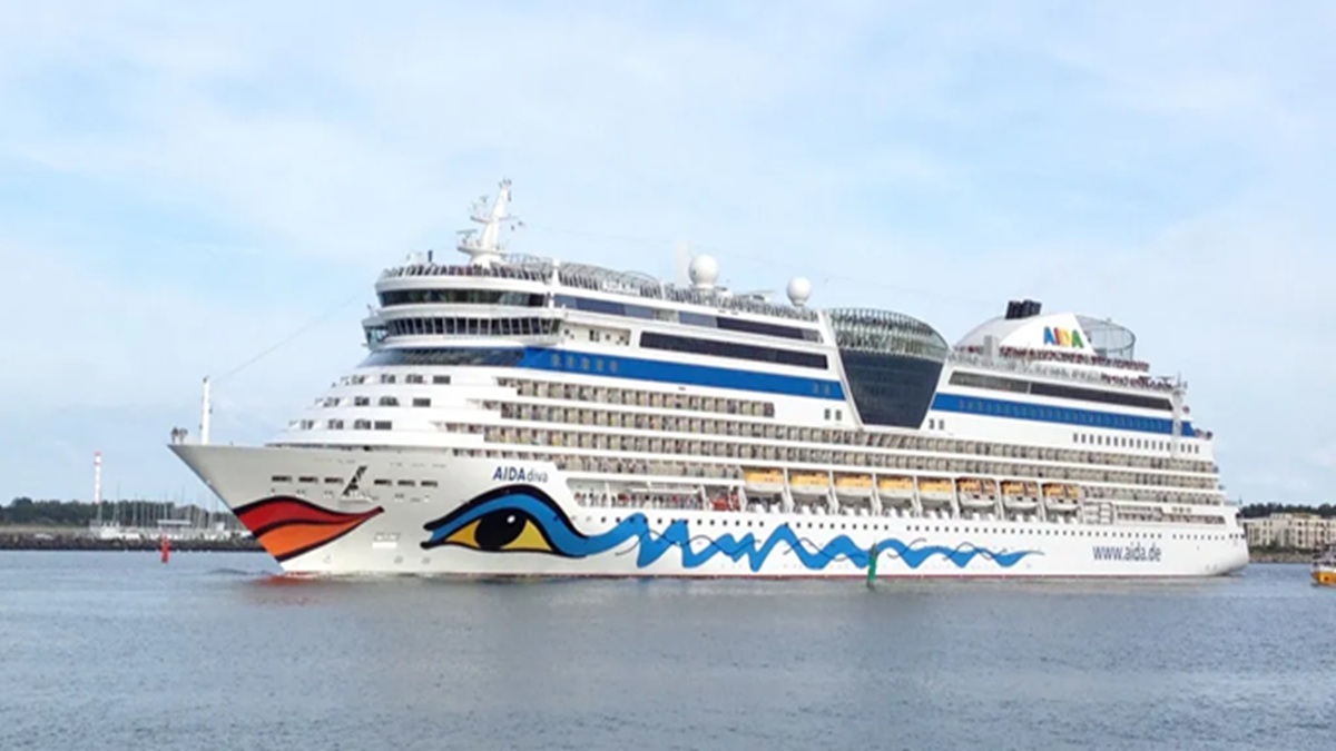contagious virus spreads on luxury cruise ship infecting more than 100 passengers and crew