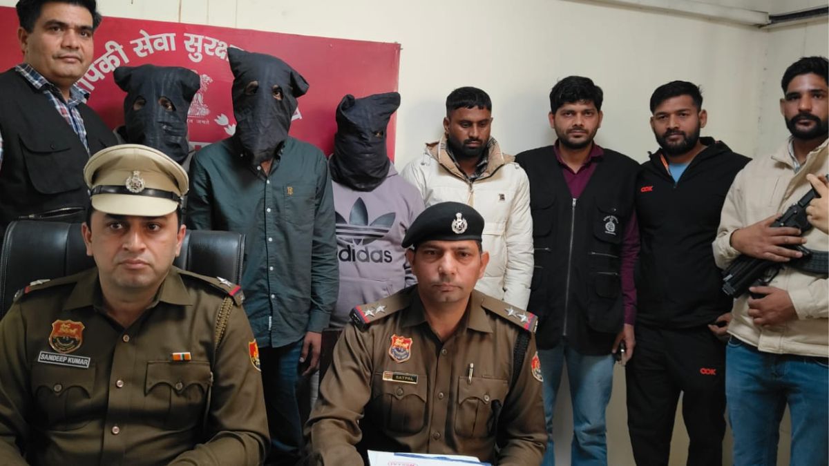 gurgaon robbery at gunpoint four arrested