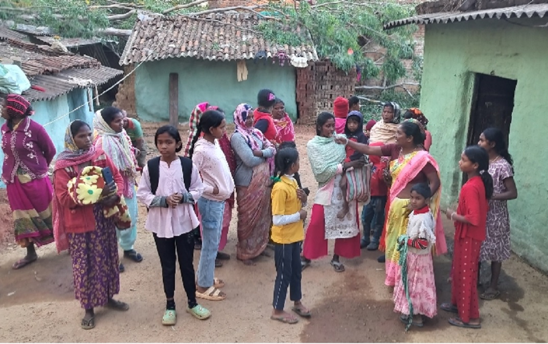 ranchi tree fall kills child injures parents