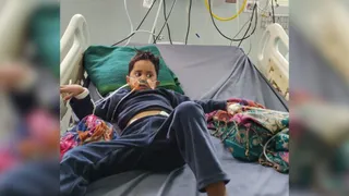 राजकीय दून मेडिकल कॉलेज अस्पताल में भर्ती गार्विका। साभार-अस्पताल