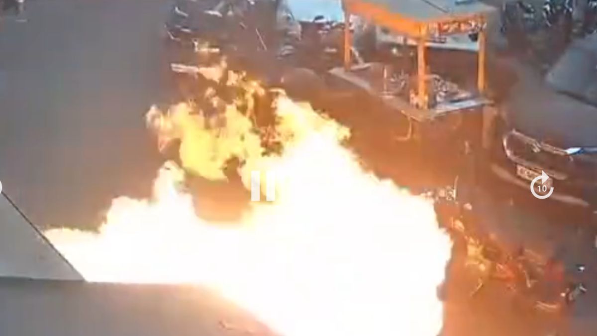 delhi cylinder blast in shahdara fire erupts