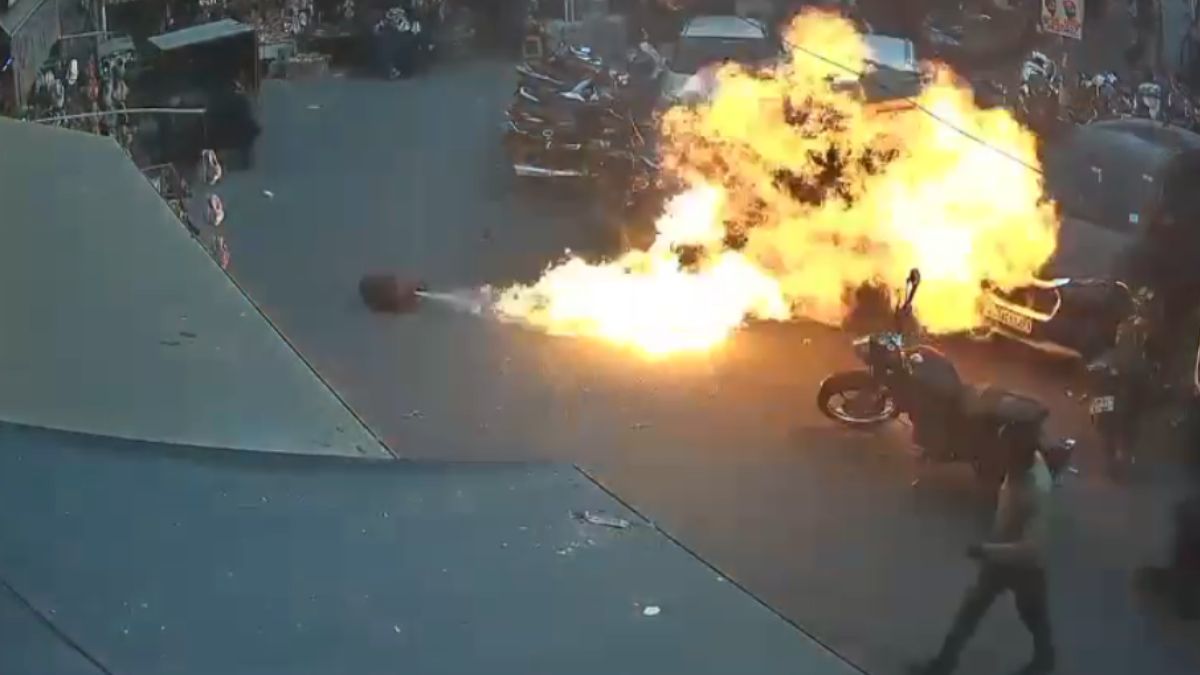 delhi cylinder blast in shahdara fire erupts