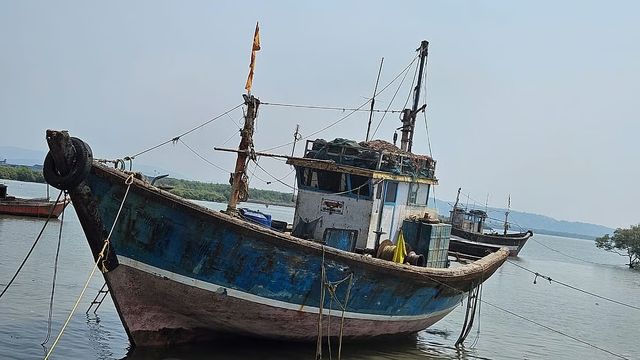 Mumbai में मछली पकड़ने गई नाव से गिरा धनबाद का मजदूर, समुद्र में डूबकर मौत; घर में मातम, पत्नी और बच्चे सदमे में
