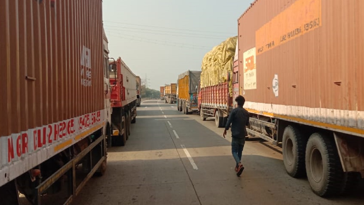 gas leak after car hits tanker on delhi kolkata highway in prayagraj fire brigade averted