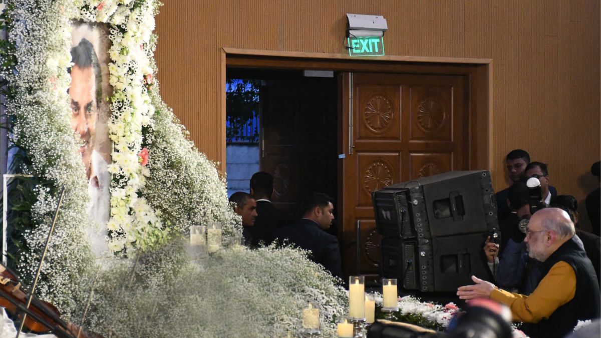 dharmendra last rites stars pay tribute