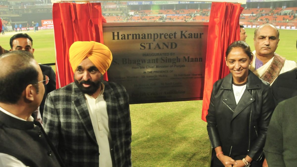 harmanpreet kaur stand after jhulan goswami