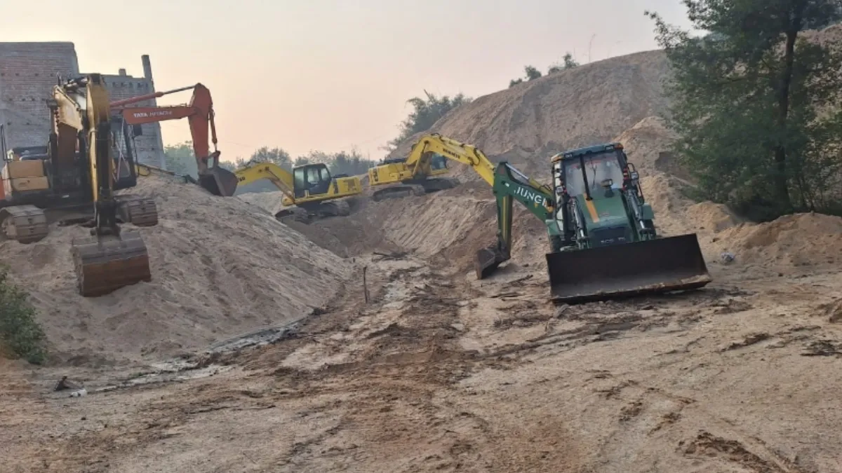 Sand Mining: कागज पर लग रहा था बालू का ढेर, जमुई में 80 स्टॉकिस्टों पर 38.37 करोड़ का जुर्माना

