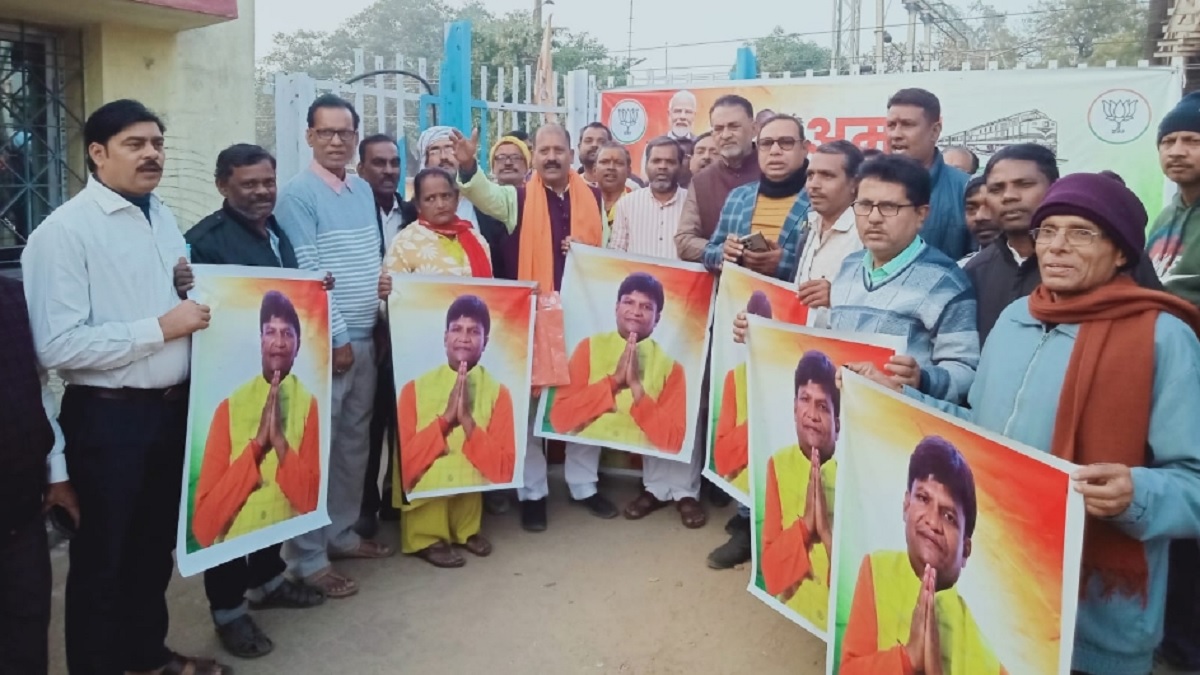 railway minister ashwini vaishnaw assures mp dhulu mahato of halt for patnadhanbad intercity at kumardhi station bjp workers celebrate