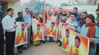 कुमारधुबी रेलवे स्टेशन पर सांसद ढुलू महतो का आभार प्रकट करते भाजपा के नेता-कार्यकर्ता। (फोटो जागरण)